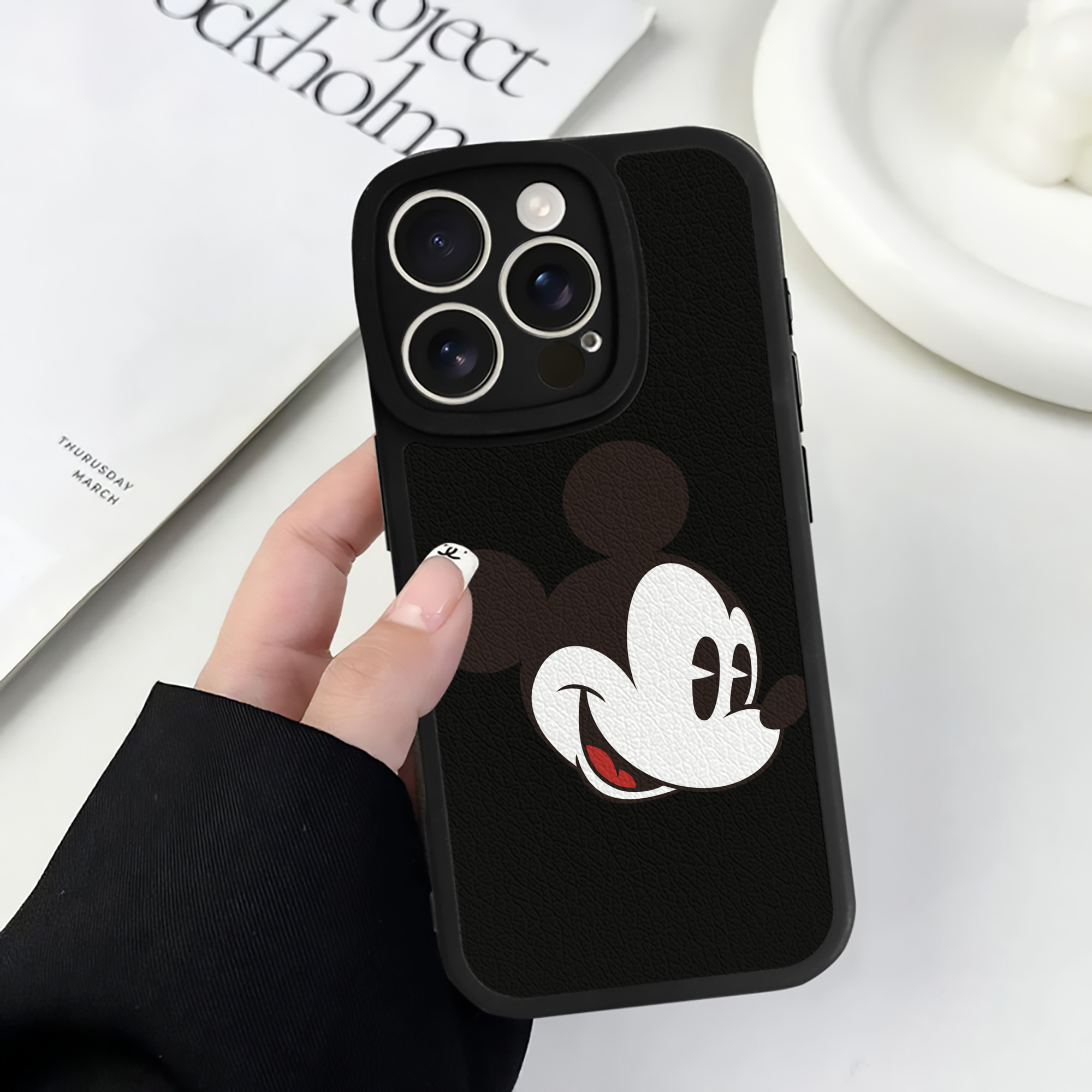 （画像用） ミッキーマウス Mickey Mouse 【iPhone 16シリーズ対応】シリコンスマホケース（レザー調） 材質：シリコン